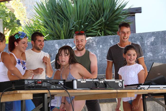 ALBIZTURKO ANDRAMARI JAIAK 2 8 1502728622532