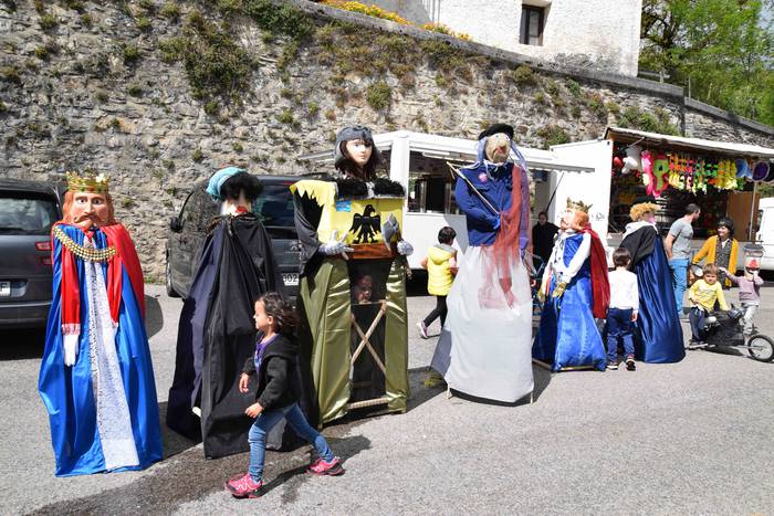 Haurrek egindako erraldoiek  9 1556984194697