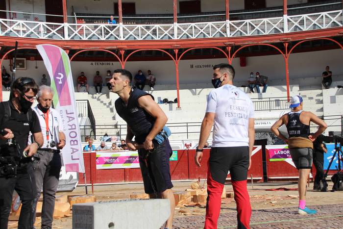 Izetatarrek jantzi dute txap 52 1624130530063