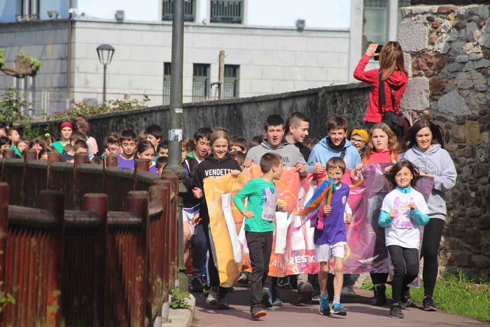 Txikienek eman diote hauspoa 1 1555155517820