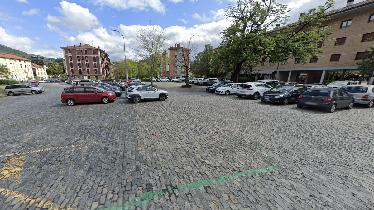 Geltoki plazan lurpeko aparkaleku bat eraikitzeko aukera aztertzen ari da udala