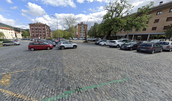 Geltoki plazan lurpeko aparkaleku bat eraikitzeko aukera aztertzen ari da udala