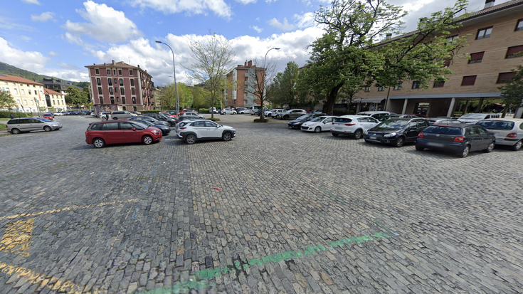 Geltoki plazan lurpeko aparkaleku bat eraikitzeko aukera aztertzen ari da udala