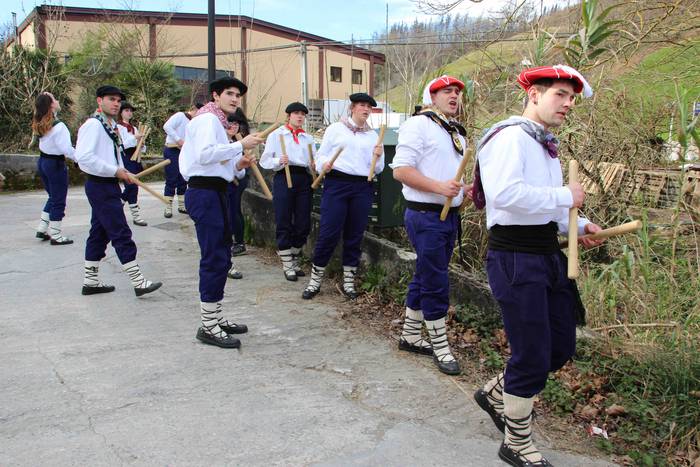 Ajerik gabe, makila eta lau  13 1551617793002