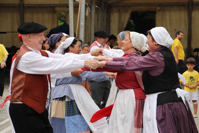 Larrain dantza egin dute Ama 27 1562505585088