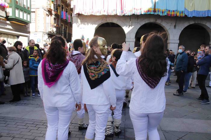 Dantzari Txikiak Zaldunita b 28 1645880477372