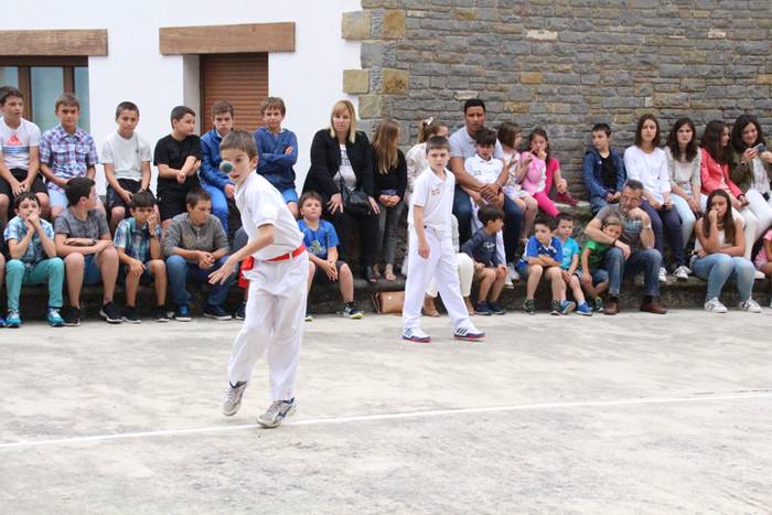 Jaietako egun handia ospatzen ari dira Asteasun 51 1467203863466