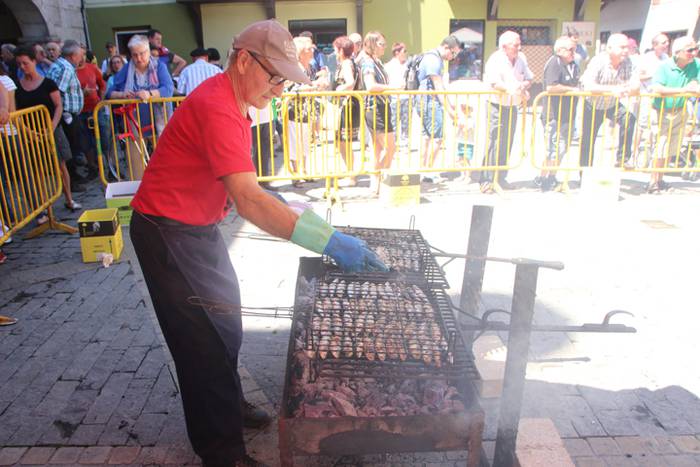 Haurrak jolasean, helduak jan eta edanean 66 1468672455792