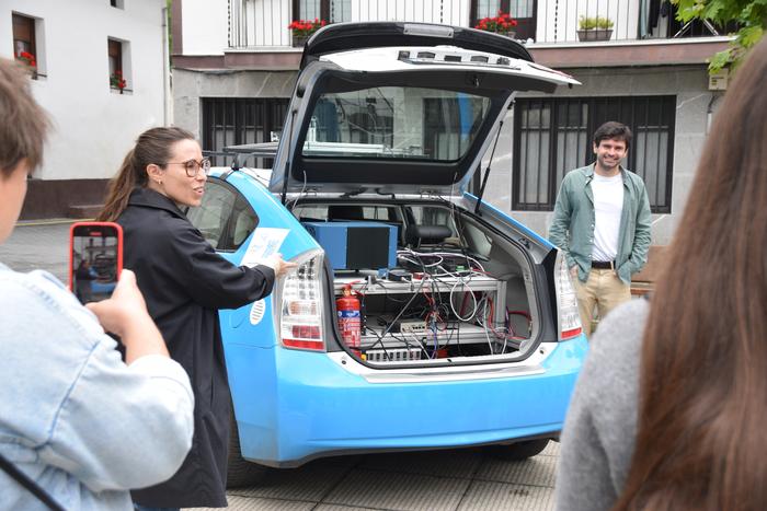 Amezketarrek probatu dute gidaririk gabeko autoa