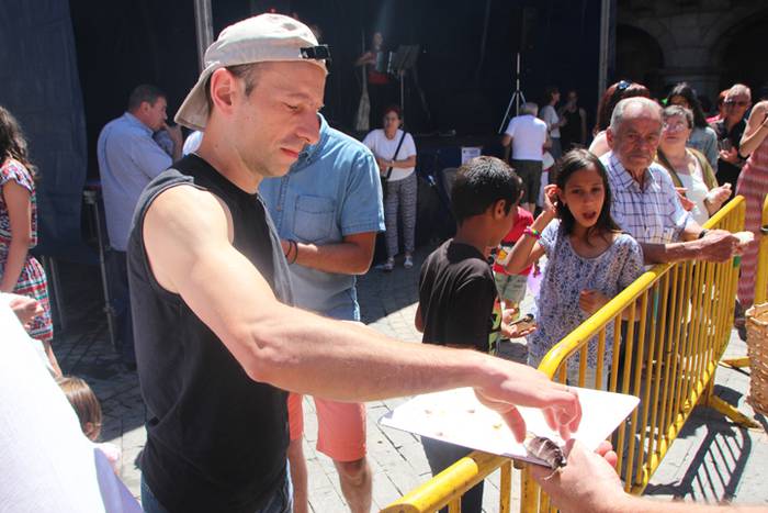 Haurrak jolasean, helduak jan eta edanean 70 1468672498348