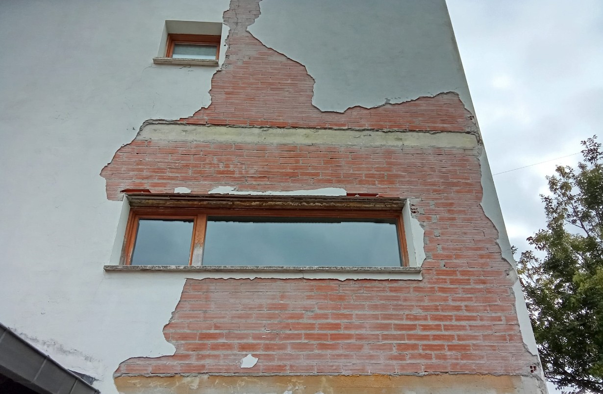 Amasako kultur etxeko fatxada konpontzeko lanak abiarazi ditu udalak