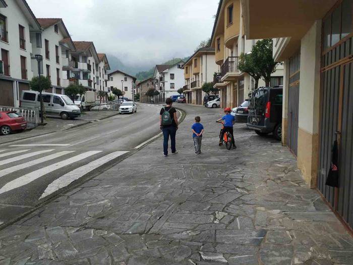 Haurrak kalera atera dira 15 1587900343990