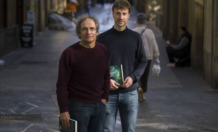 Galdera existentzialei tiraka, 'Hondoaz galde' elkarrizketa liburua ondu dute Jon Sarasuak eta Mikel Artolak