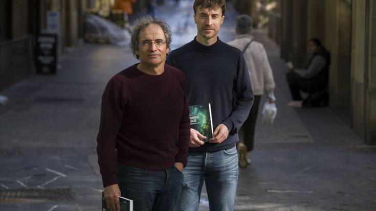 Galdera existentzialei tiraka, 'Hondoaz galde' elkarrizketa liburua ondu dute Jon Sarasuak eta Mikel Artolak