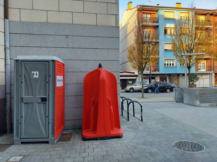Udalak komun publikoak ezarri ditu Villabonako kaleetan
