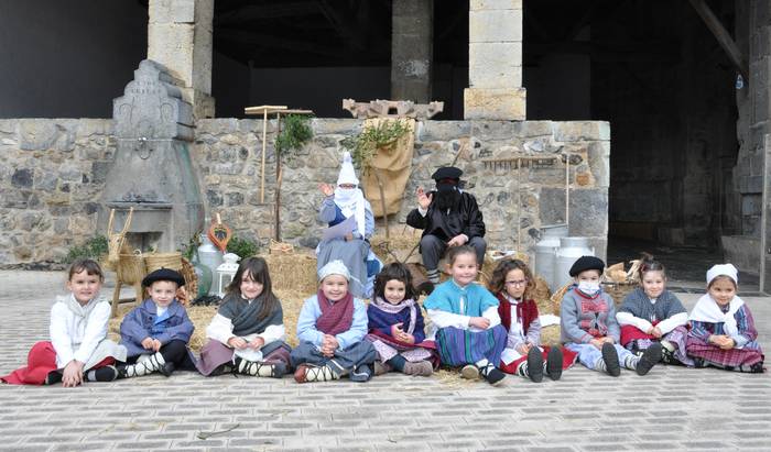 Herrigunean izan dira Olentzero eta Mari Domingi