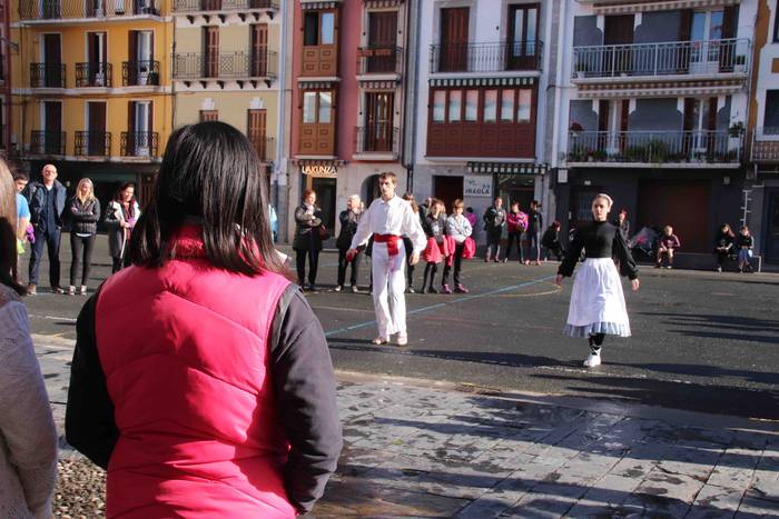 'Gora emakume anitzak eta go 48 1542976392355