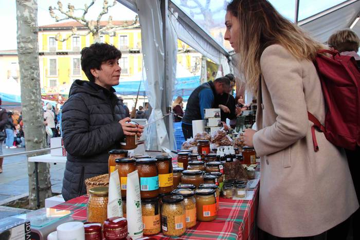 Gabonetako azokak jende asko 1 1576941741104