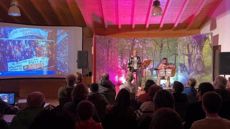 'Oilategitik' herri aldizkariaren mende laurdena, bertsoz bertso