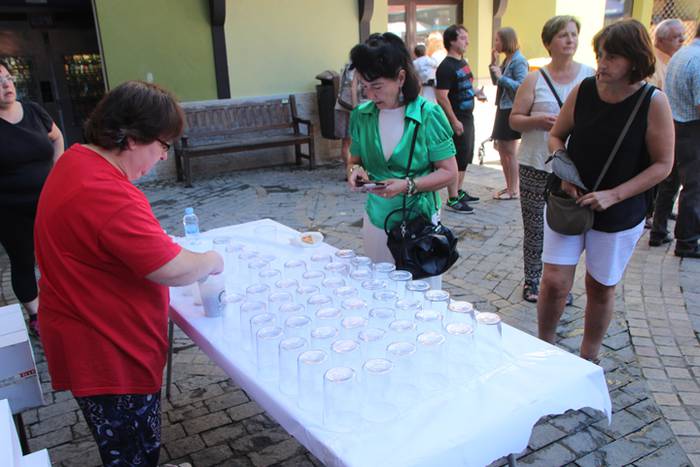 Haurrak jolasean, helduak jan eta edanean 46 1468672256714