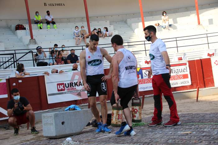 Izetatarrek jantzi dute txap 79 1624130540023