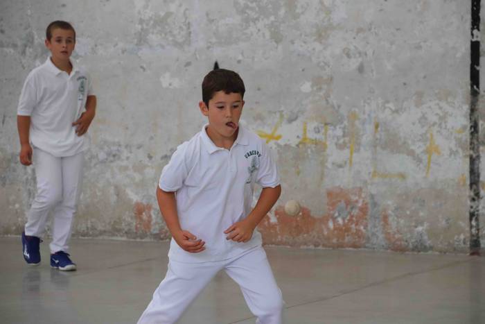 Zuriz jantzi zen Berrobiko f 7 1567409247353