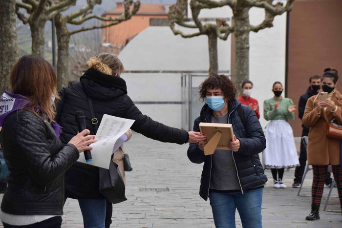 Emakume merkatari eta ostala 10 1615215646845