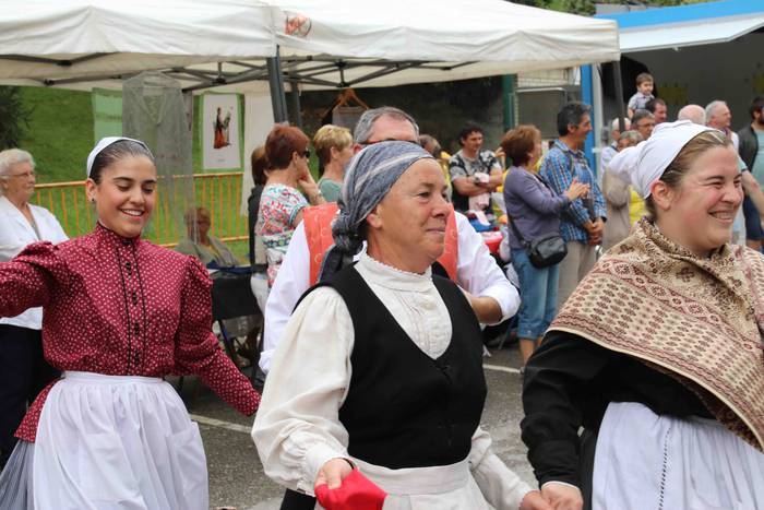 Larrain dantza egin dute Ama 38 1562505591398