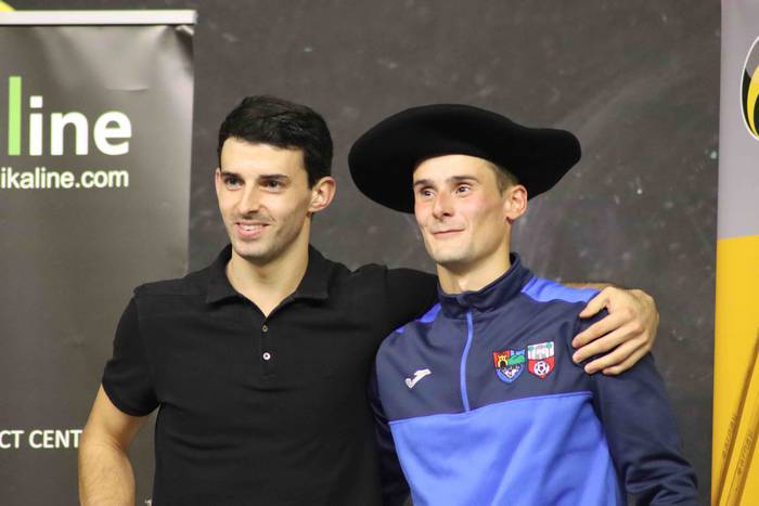 Txapelak jantzi dituzte Amez 32 1632682651202