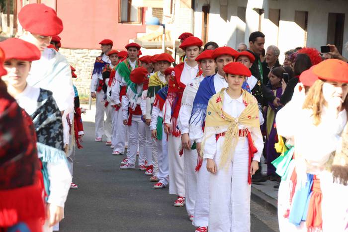 Dantzatzen duen herria 42 1581859462796