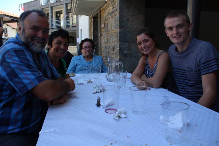 Helduak mahaiaren bueltan, e 9 1502640632741