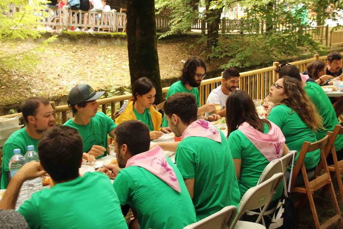 Kuadrillan bazkaltzea bezala 58 1564494494385