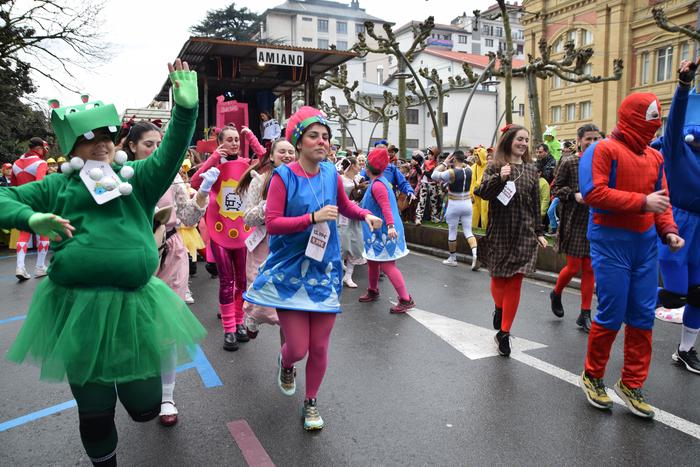 ‘Amiano’ eta ‘Mugi Mugi Toloxa’, inauterietako karroza eta konpartsa onenak