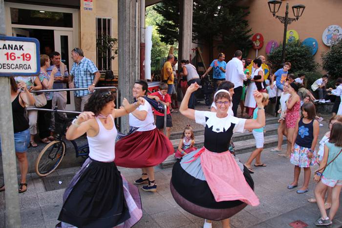 Antzezten ere fin ibili dira 9 1472209399077