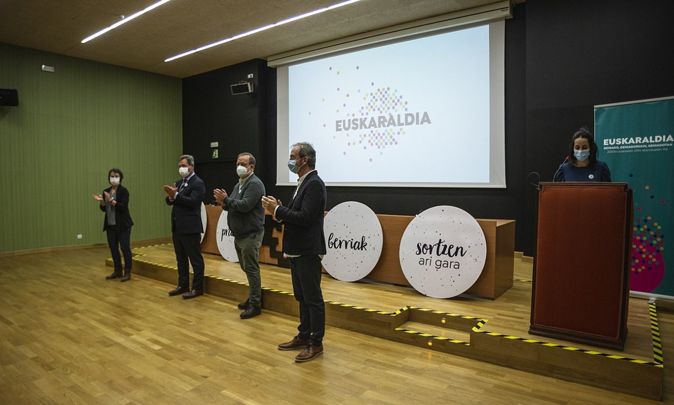 Eta orain, aldaketei eutsi