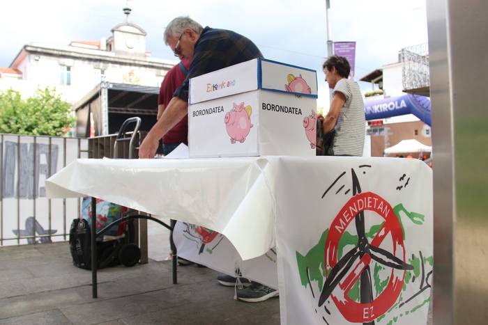 Poligono eolikoaren aurkako 1.548 sinadura bildu dituzte