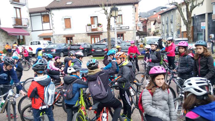 Bizikleta martxa egin dugu 3 1521807088933