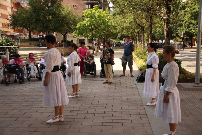 Helduenei dantza eginez hasi 2 1564057627311