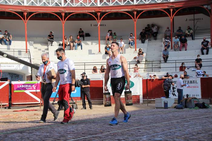 Izetatarrek jantzi dute txap 76 1624130539102