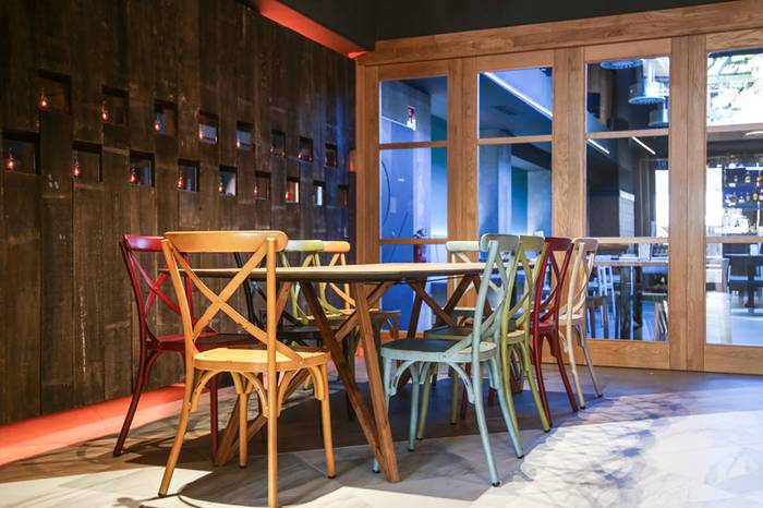 Usabal kiroldegiko eta Euskal Herria plazako hoteleko taberna-kafetegiak eskualdatzea onartu du udalbatzak