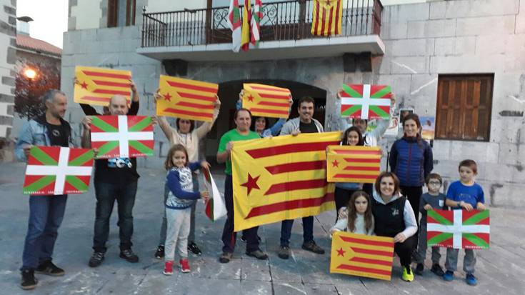 Kataluniako erreferenduma babestu dute