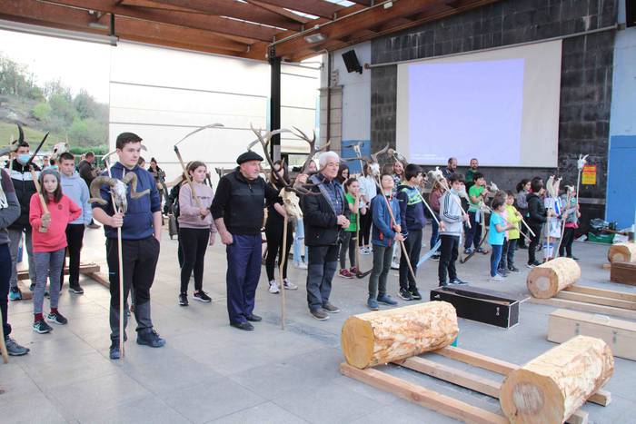 "Azti, prest, irribarra!" 1 1647719502261