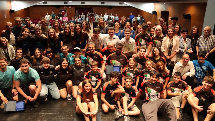 Kirol elkarteei eta hainbat kirolariri aitortza