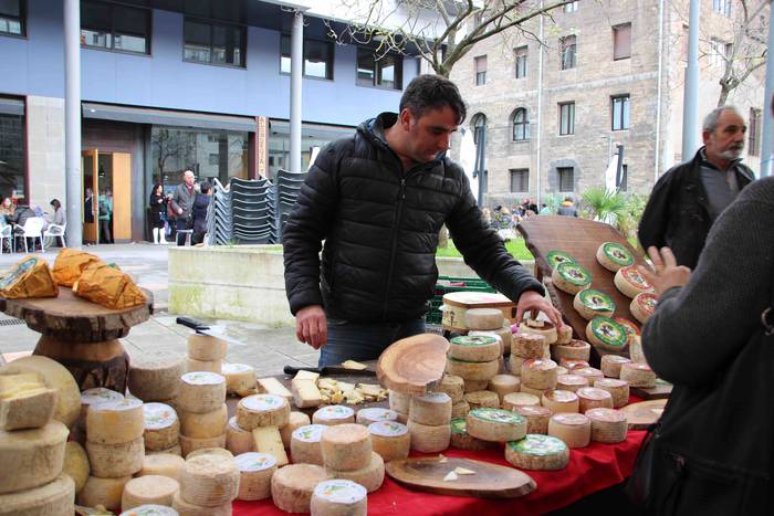 Gabonetako azokak jende asko 19 1576941754138