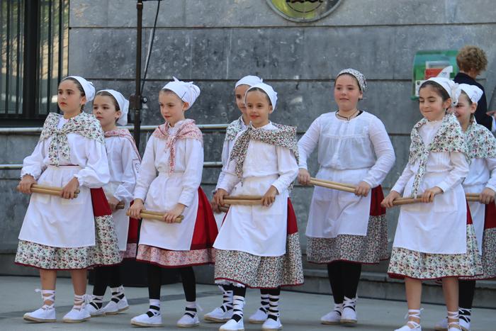 Alurr Dantza Taldeak hainbat emanaldi eskainiko ditu udaran