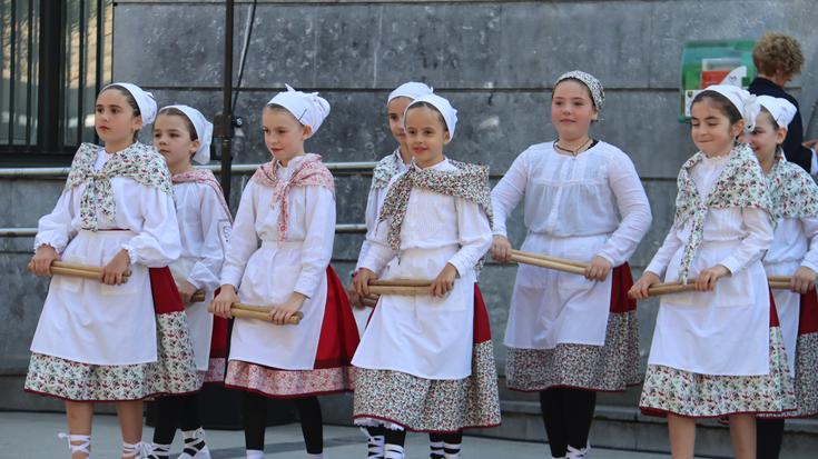 Alurr Dantza Taldeak hainbat emanaldi eskainiko ditu udaran