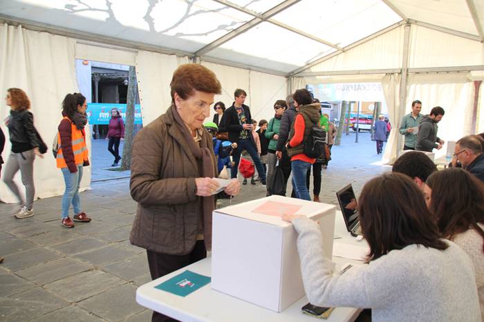 Aurpegi ezagunak bozka emate 31 1489931207031