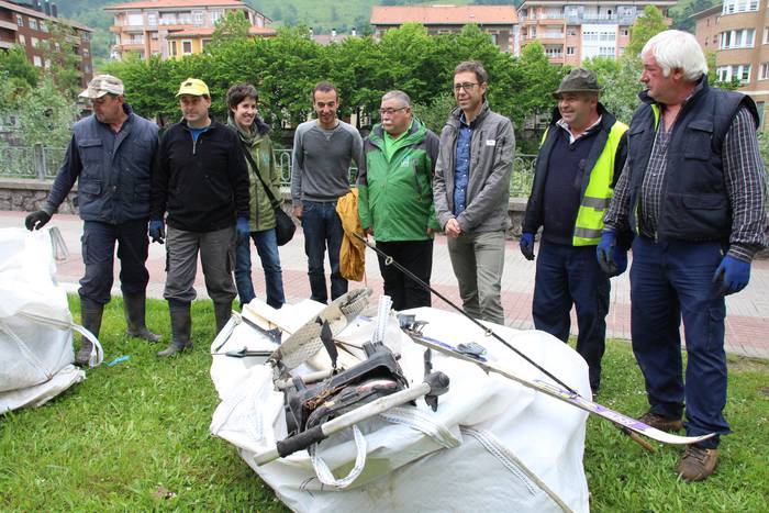 Oria ibaia garbitzeko lanean ari dira