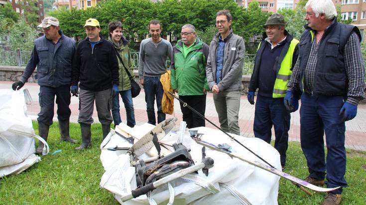 Oria ibaia garbitzeko lanean ari dira