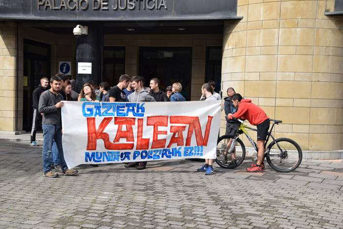 Ezpalako hiru gazteen aldeko elkarretaratzea 1 1475324053187